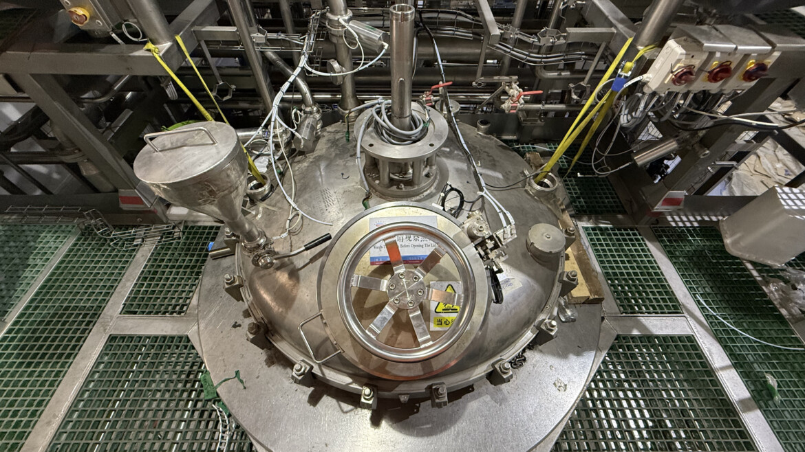 Electro-mechanical installation for a fruit processing unit