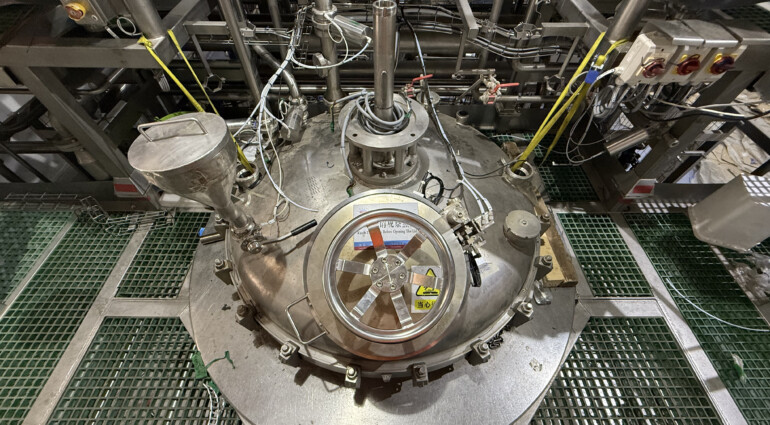 Electro-mechanical installation for a fruit processing unit